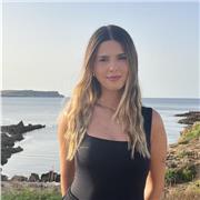 Chica estudiante universitaria de Educación Infantil y Primaria para dar repaso a niños de primaria de todas las asignaturas o niños de la ESO de catalán y castellano